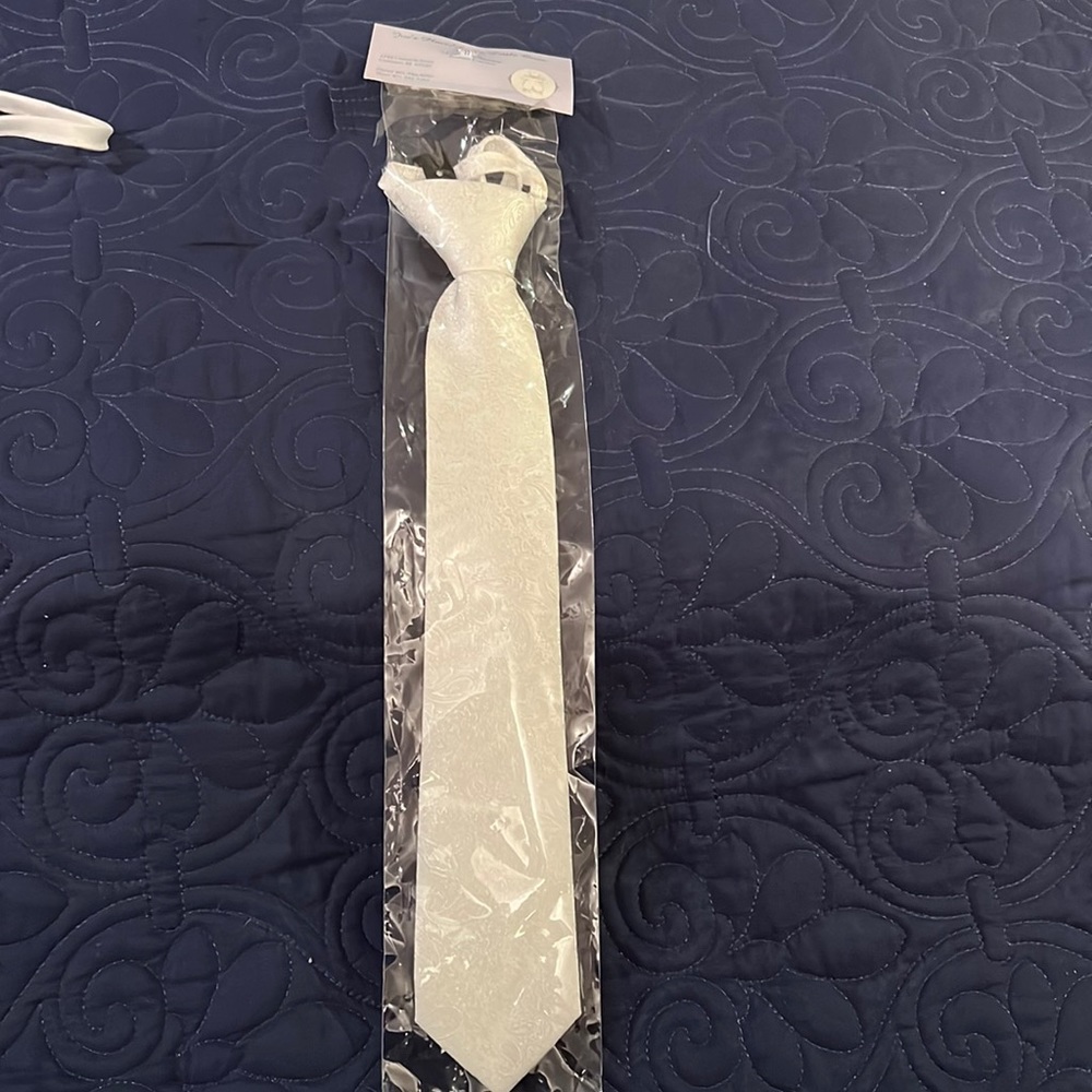 White tie with paisley print never worn